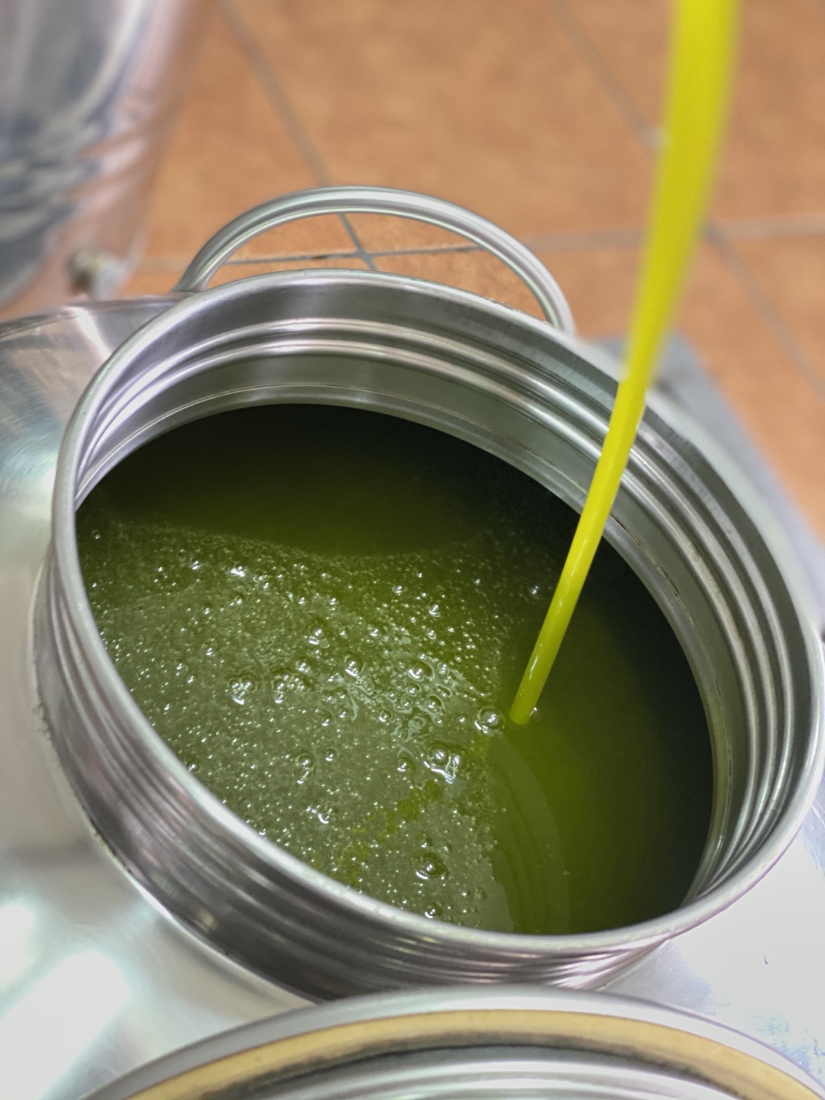 Olio verde nella latta